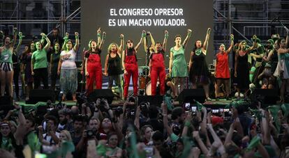 O protesto feminista em frente ao Congresso argentino, em Buenos Aires.