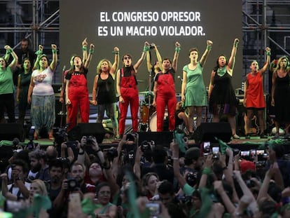 O protesto feminista em frente ao Congresso argentino, em Buenos Aires.