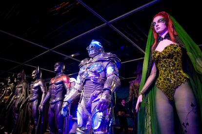 Vista de varios trajes pertenecientes a las películas de 'Batman' permanecen expuestos en el Comic-Con 2019.