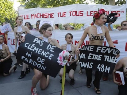Activistas de Femen durante la manifestación en contra de la violencia machista en París. 