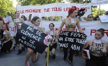 Activistas de Femen durante la manifestación en contra de la violencia machista en París. 