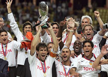 Los jugadores del Valencia celebran la victoria en la Supercopa de Europa.