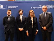 Manuel Muñiz , rector de IE University, Diego Alcazar Benjumea, 'chairman' de IE, Roberta Metsola, presidenta del Parlamento Europeo, y Enrico Letta, decano de la escuela de Política, Economía y Asuntos Globales de IE University.