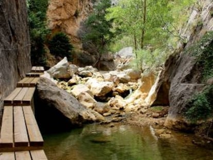 Wooden boardwalk through the gorge in Estrechos de Valloré, Teruel.