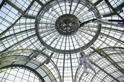 El artista chino Li Wei actúa en el Grand Palais con motivo de la Feria del Arte de París (Francia). Esta feria cerrará sus puertas el próximo día 30, con China como invitado de honor y con la participación de más de 90 artistas.