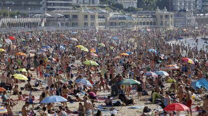 Playa llena de turistas.