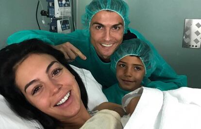 En noviembre de 2017, Cristiano Ronaldo anunció en Instagram la llegada al mundo de su cuarto hijo; el primero junto a Georgina Rodríguez.
 