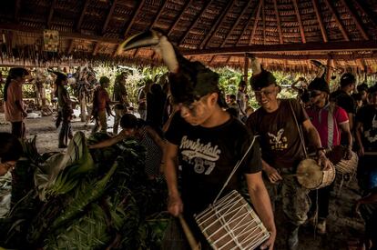 Comienza la Uyantza. Después de semanas de preparación, la fiesta arranca con la llegada de los cazadores. Todos se reúnen en la casa de los anfitriones para contar toda la carne. Estas acciones son marcadas por el ritmo de los tambores y de la flauta. 