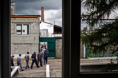 Visitamos la mayor cárcel de presos rusos en Ucrania.