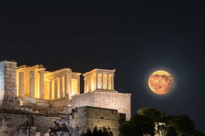 La Acrópolis y la luna