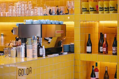 Interior de la cafetería Golda, en Madrid.