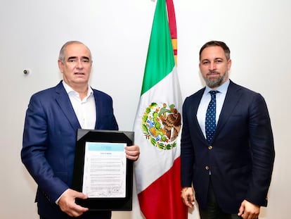 El senador Julen Rementería y Santiago Abascal durante su visita a México.