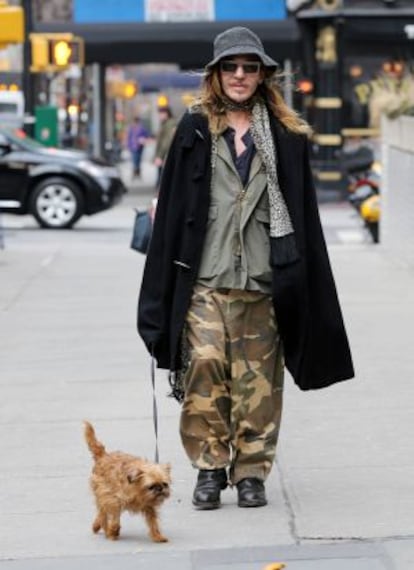 John Galliano pasea por las calles de Nueva York con su perro, el pasado febrero.