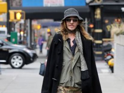 John Galliano pasea por las calles de Nueva York con su perro, el pasado febrero.