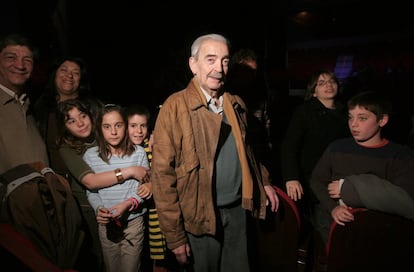 El poeta Juan Gelman, junto a su familia en el circo Price de Madrid, abril de 2008.