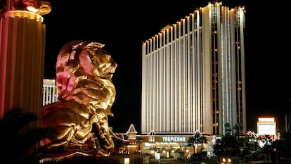 El león a la entrada del MGM Grand Hotel/Casino y el hotel Tropicana en Las Vegas, en 2006.