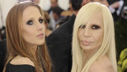 Los Versace

Tras la trágica muerte de su hermano Gianni, Donatella Versace es dueña y señora de la etiqueta italiana. Su hija Allegra está dispuesta a continuar el legado de su tío y maneja el 50% de la empresa familiar.