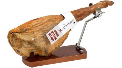 Este jamonero profesional, con un acabado en madera maciza excepcional, tiene un tamaño compacto.