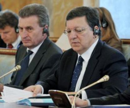 G&uuml;nther Oettinger, junto al presidente de la Comisi&oacute;n Europea, Jos&eacute; Manuel Durao Barroso.