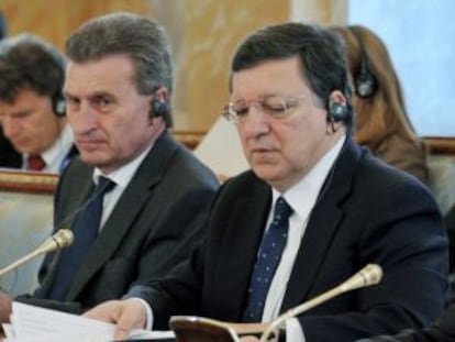 G&uuml;nther Oettinger, junto al presidente de la Comisi&oacute;n Europea, Jos&eacute; Manuel Durao Barroso.