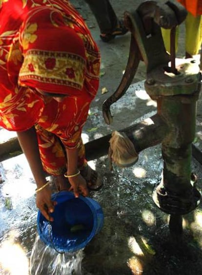 Una mujer saca agua de uno de los miles de pozos contaminados por arsénico en Bangladesh.