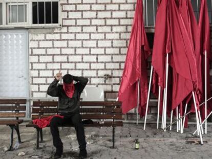 Un militante de izquierdas kurdo se prepara para una manifestaci&oacute;n.