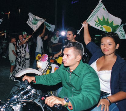 Dos jóvenes celebran una victoria del Pasok en 1996.