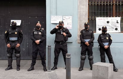 Elementos de la policía resguardan una casilla durante el cierre de los colegios electorales en el referéndum nacional sobre la revocación del mandato del presidente mexicano Andrés Manuel López Obrador, en la Ciudad de México.