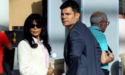 Javier Sánchez Santos y su madre, Maria Edite Santos, a su llegada al juicio el pasado 4 de julio.