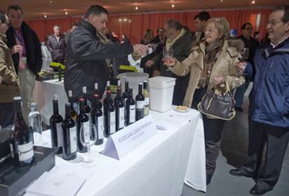 Varios asistentes prueban un blanco de las Bodegas Casa Primicia, en la feria.