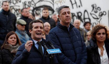 El líder del PP, Pablo Casado, junto a Xavier García Albiol y la portavoz popular en el Congreso, Dolors Montserrat, este jueves en Badalona.