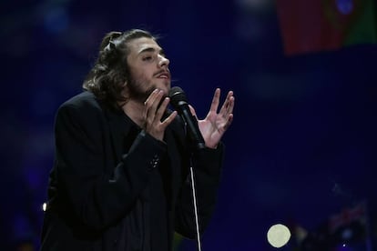 Salvador Sobral, el representante de Portugal, canta 'Amar Pelos Dois', compuesta por Luisa Sobral, hermana del cantante.