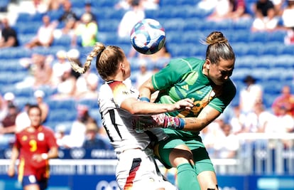 Giulia Gwinn y Cata Coll, en la jugada que le ha valido a Alemania su primer gol de penalti.