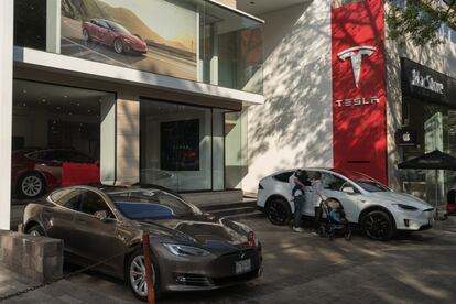 Una sucursal de la marca estadounidense de autos eléctricos, Tesla, en la calle repleta de tiendas de lujo llamada Av. Presidente Masaryk, en Ciudad de México.