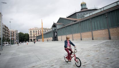 Una ciclista davant del Born Centre Cultural i de Memòria.