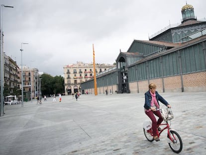 Una ciclista davant del Born Centre Cultural i de Memòria.