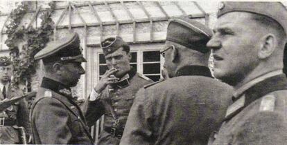 Von Stauffenberg, en el centro, fumando, en el frente ruso.