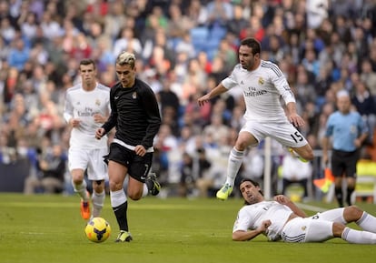 Antoine Griezmann controla el balón ante Khedira y Carvajal.