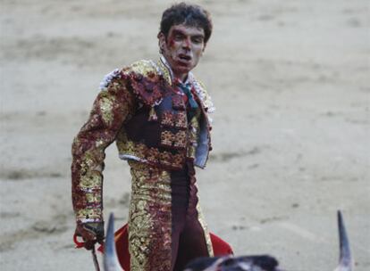 José Tomás reta a su primer toro, ayer por la tarde en Las Ventas.