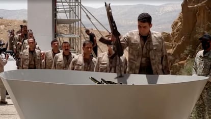 Miembros del PKK entregan sus armas para ser quemadas, en un acto en Suleymaniya, en el Kurdistán iraquí, este viernes.