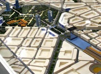 Maqueta de la futura estación de Valencia, con el edificio de 13 plantas, en el Parque Central.