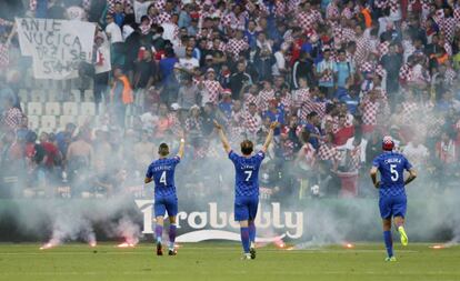 Los jugadores de Croacia piden calma a su afici&oacute;n durante el partido contra Turqu&iacute;a.