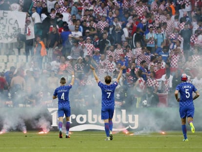 Los jugadores de Croacia piden calma a su afici&oacute;n durante el partido contra Turqu&iacute;a.