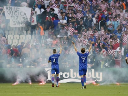 Los jugadores de Croacia piden calma a su afici&oacute;n durante el partido contra Turqu&iacute;a.