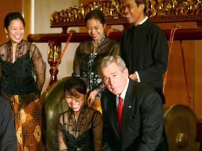 Bush toca un instrumento tradicional en un museo de Singapur.