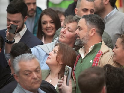 El líder de Vox, Santiago Abascal, se fotografía con simpatizantes en un mitin preelectoral en Oviedo, el pasado día 15.