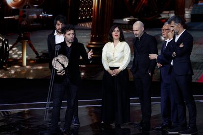 El director Rodrigo Sorogoyen, con el premio en la mano y rodeado de sus productores, agradece el galardón al mejor película para 'As bestas', en los Forqué.