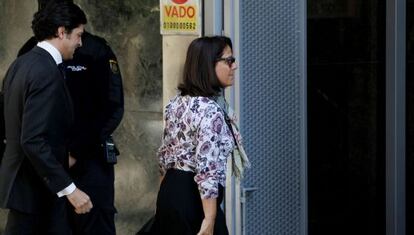 Milagros Puentes, exjefa de contabilidad del PP, entra ayer en la Audiencia Nacional para declarar.