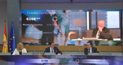 Fátima Báñez, coordinadora del proyecto ‘Empresas que ayudan’ de la Fundación CEOE; Antonio Garamendi, presidente de CEOE, Miguel Carballeda, presidente de la Fundación ONCE; e
Isidre Fainé, presidente de la Fundación la Caixa