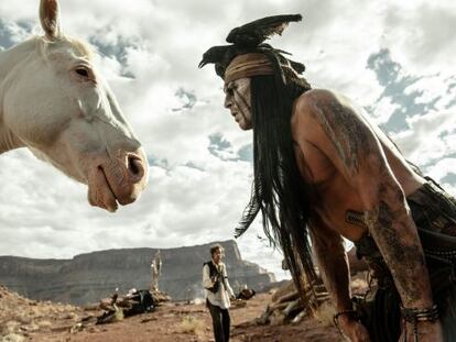 El caballo Silver y el indio Tonto, al que da vida Johnny Depp, en una imagen de 'El llanero solitario'.